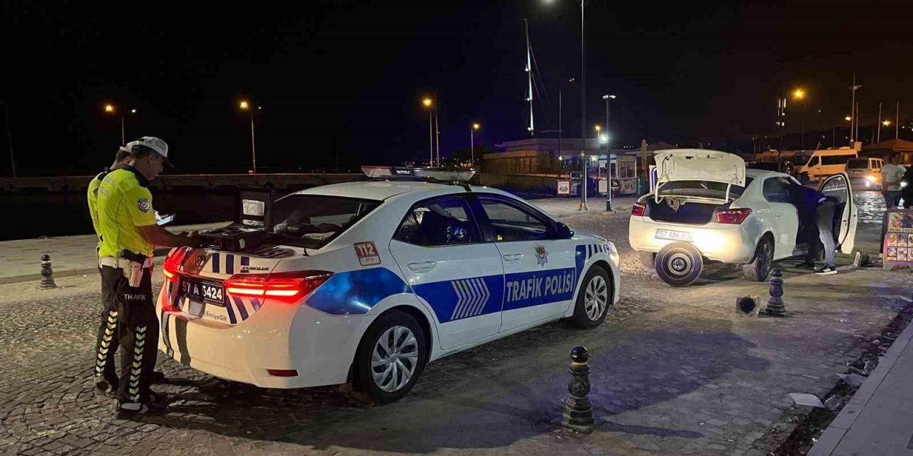 Lastiği patlayan otomobil dubalara çarptı