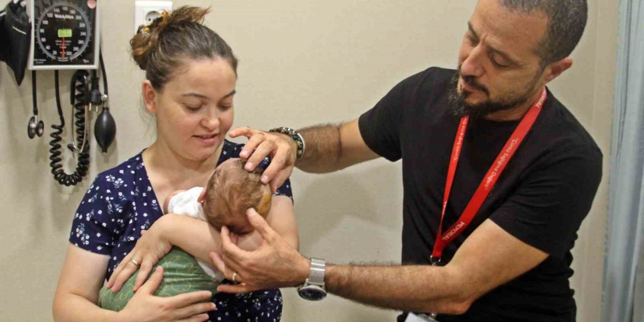 Pusetten düşüp kafatası kırılan 1 aylık bebek, başarılı ameliyatla hayata tutundu