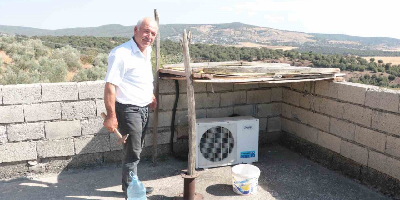 Sıcaktan arızalanan klima motoruna gölgelik yaptı