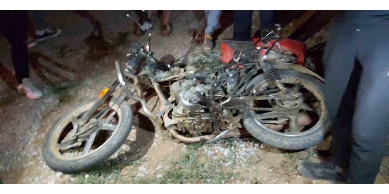 Yakıtı biten motosikleti iterken tırın çarpmasıyla yaralandılar