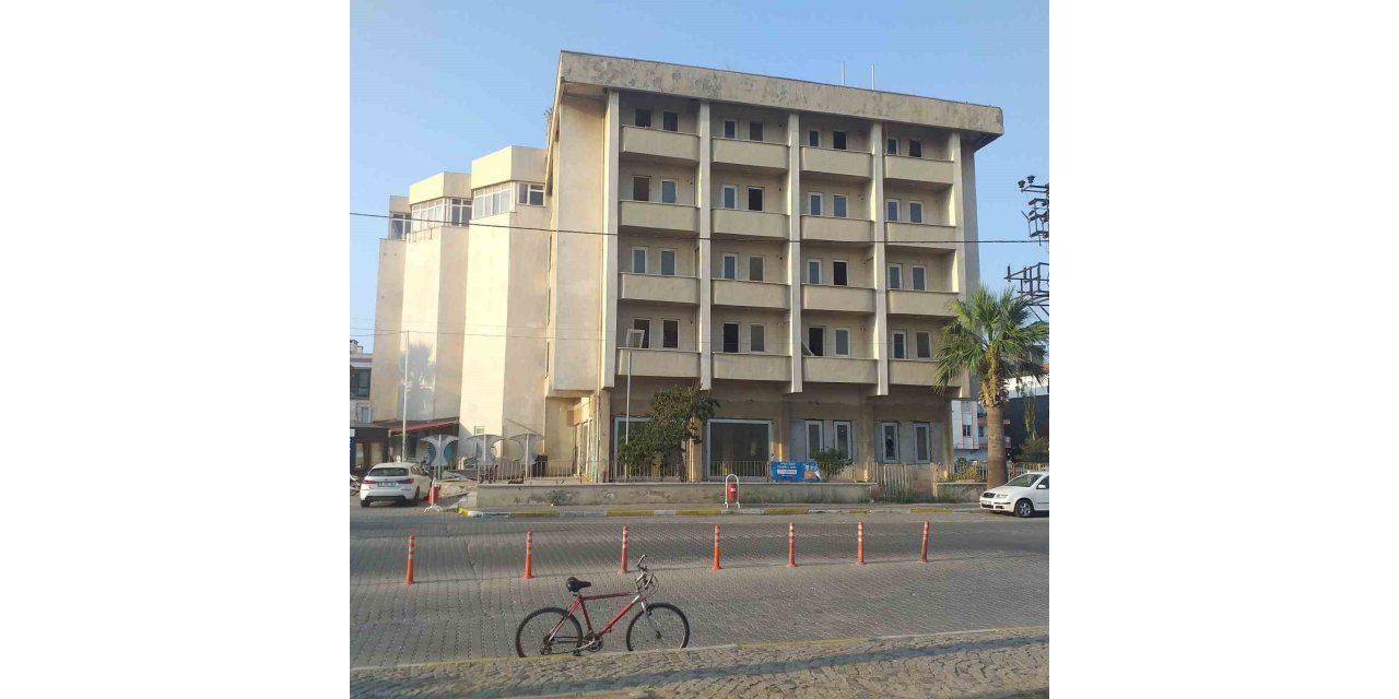 Kaçak olduğu iddia edilen eski PTT binasının ne zaman yıkılacağı merak konusu oldu