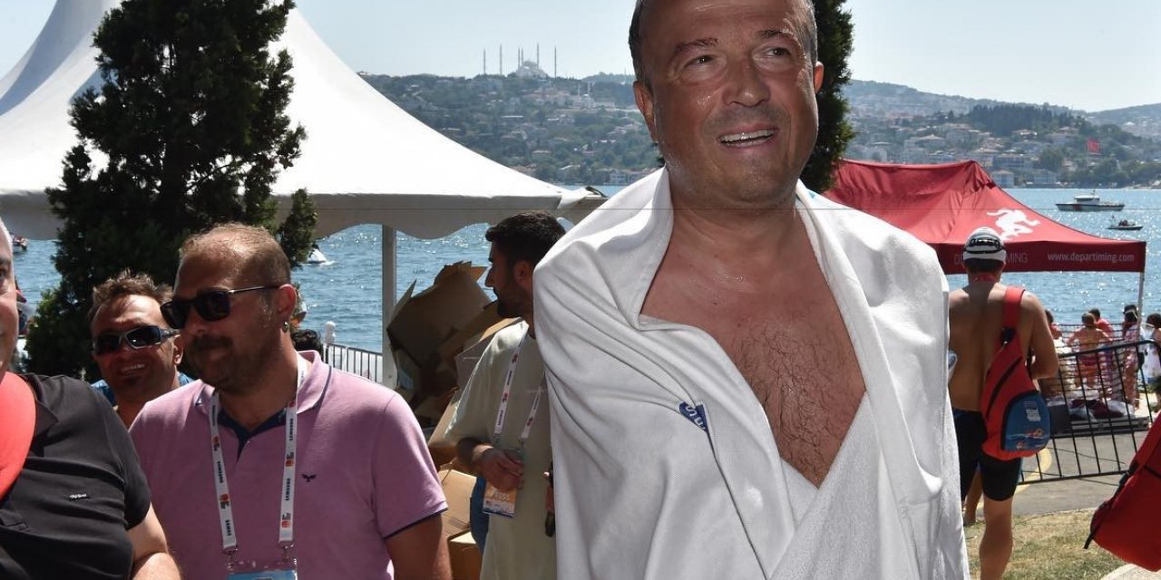 Kazada iki kolunu kaybeden Avcılar Belediye Başkanı Hançerli üçüncü kez boğazı yüzerek geçti