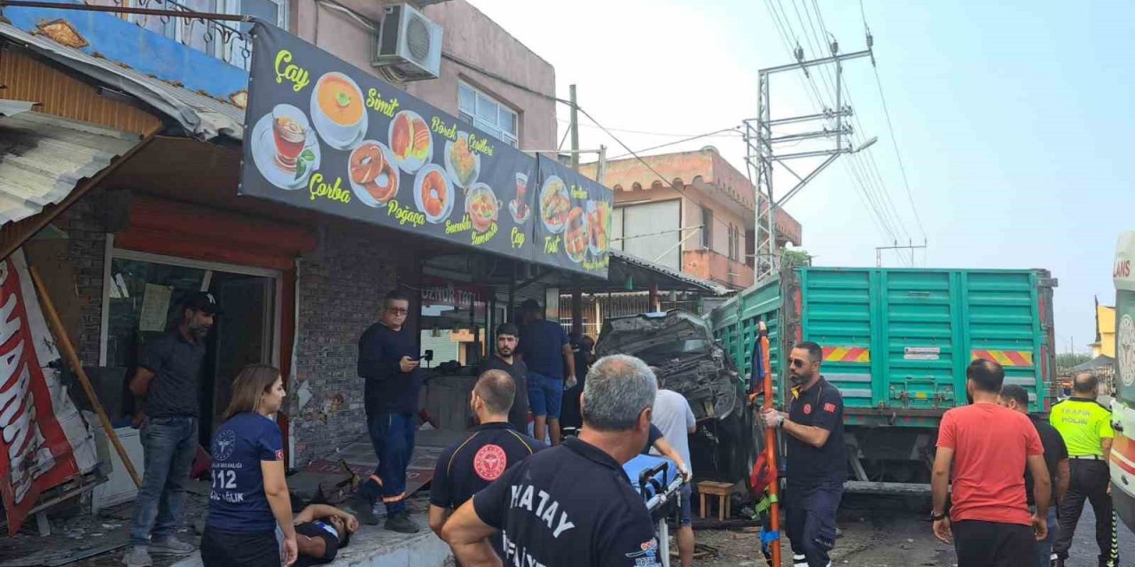 Kamyon ortalığı savaş alanına çevirdi: 2 yaralı