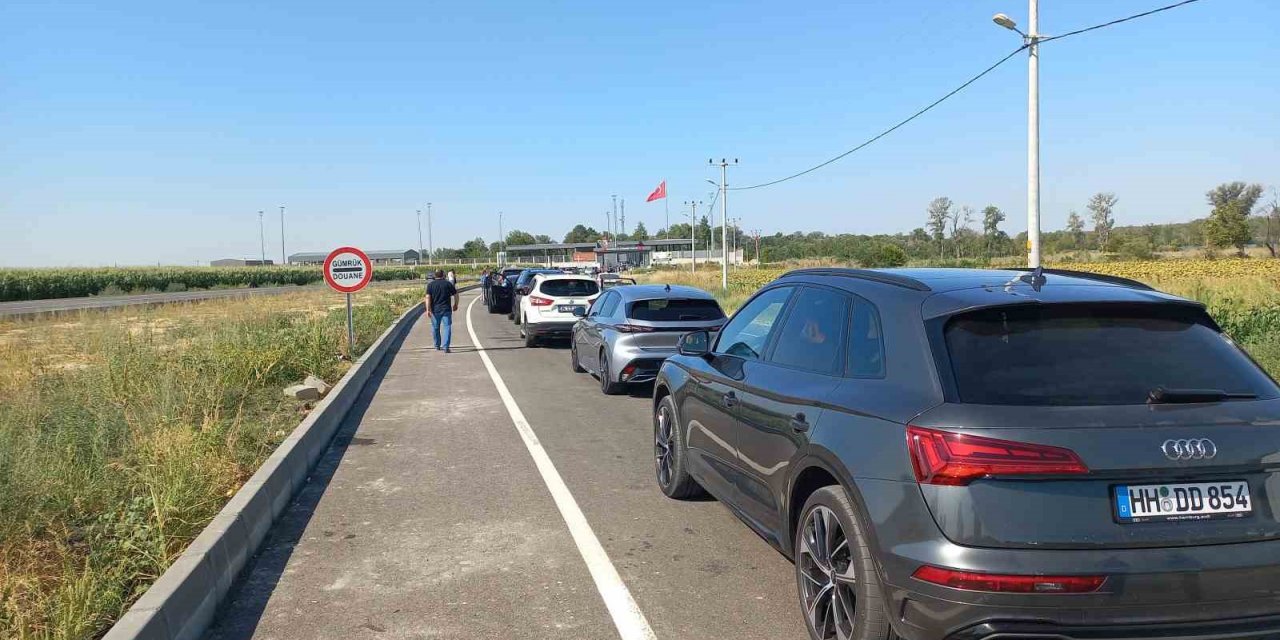 Yunanistan’daki yangın nedeniyle İpsala’dan geçemeyenler Pazarkule’ye yöneldi