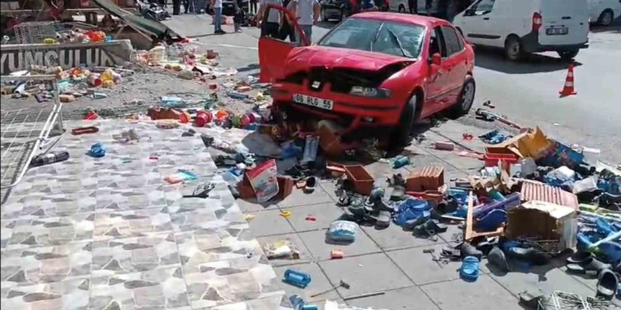 Başkent’te dükkan reyonlarına çarpan otomobilin güvenlik kamerası görüntüleri ortaya çıktı