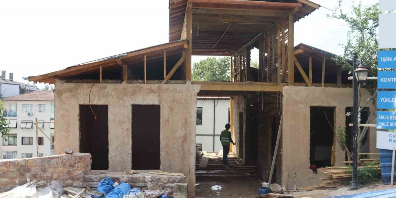 Zamana yenik düşen tarihi konağın rekonstrüksiyon işlemleri sürüyor