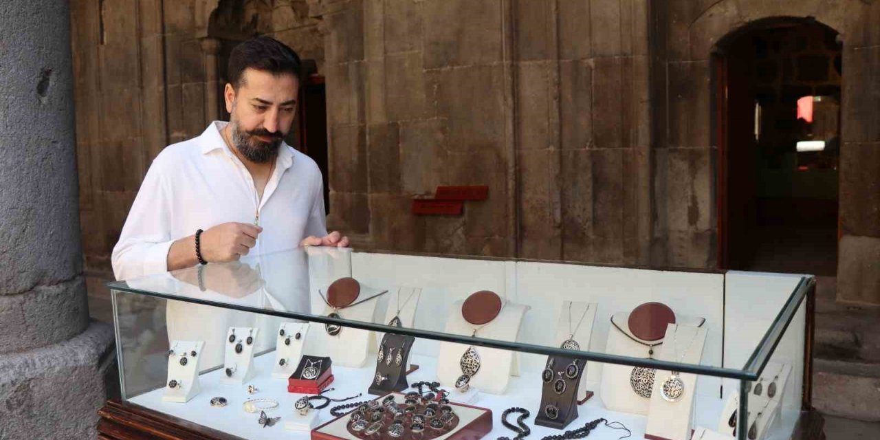 Oltu taşı takıları görücüye çıktı, görenler dönüp bir daha baktı