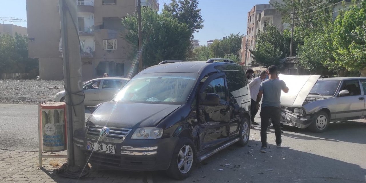 Hafi ticari araç ile otomobil çarpıştı: 1 yaralı