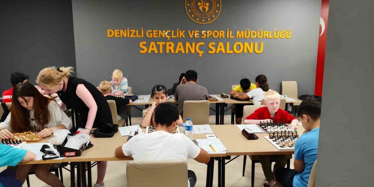 Görme engelli 451 satranç sporcusu şampiyonluk için hamlelerini yapıyor