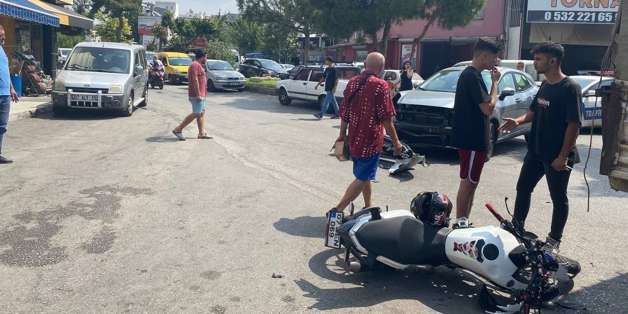 Kamyonetin altında kalan motosiklet sürücüsü kaskı sayesinde ölümden döndü