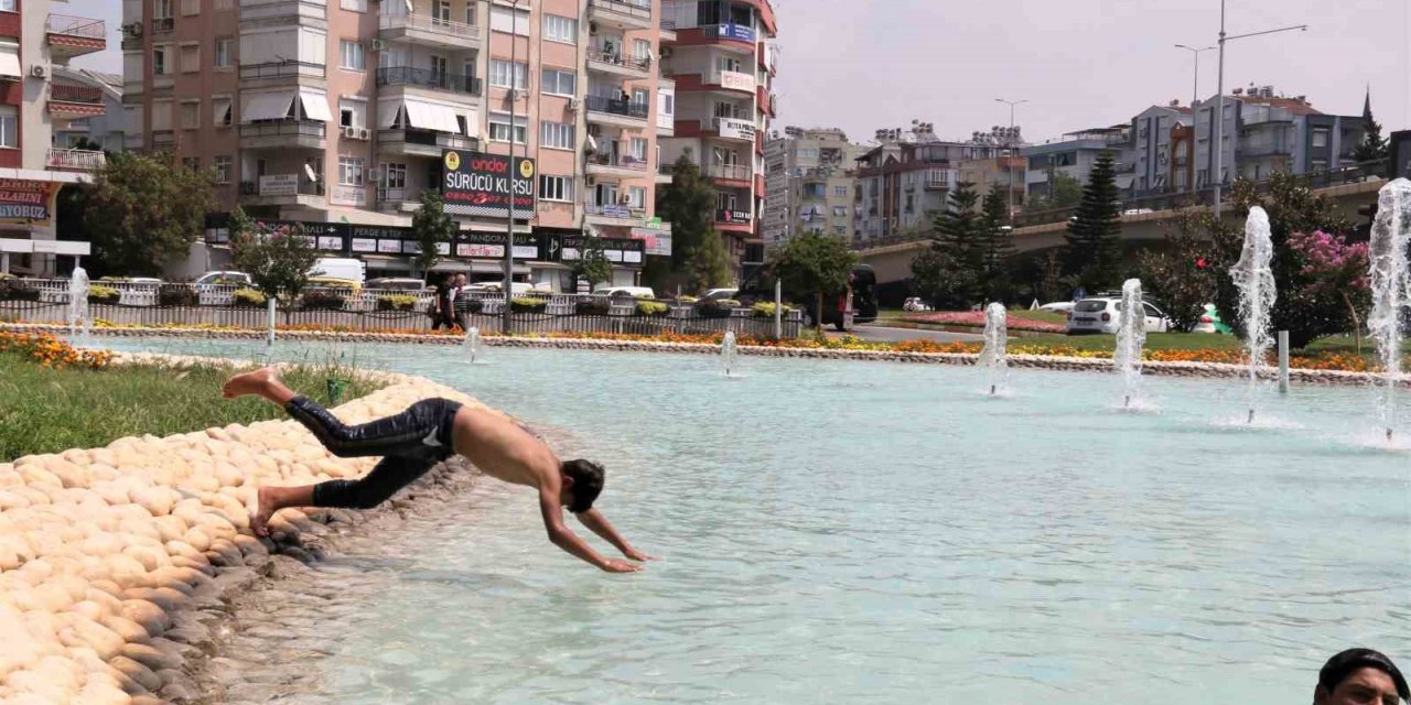 Antalya’da sıcak ve nemli havada bunalan çocuklar soluğu süs havuzunda aldı