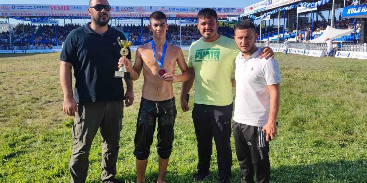 Başarılı yağlı güreşçiden bir madalya daha