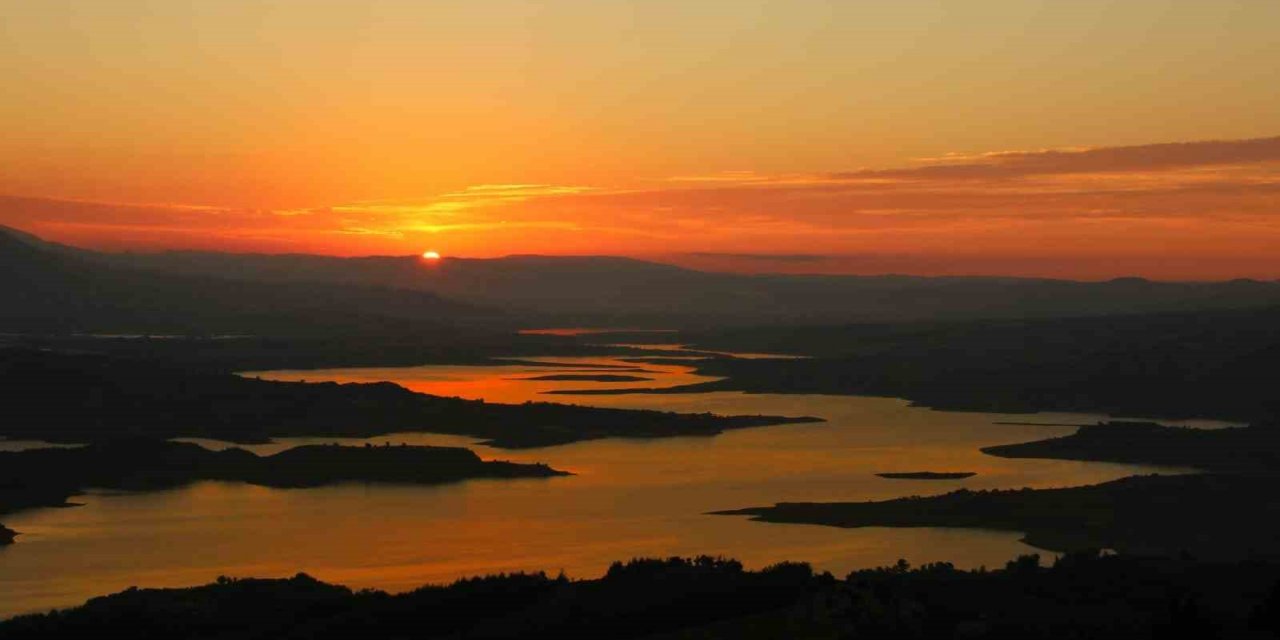 Sır Barajında gün batımı görsel şölen sunuyor