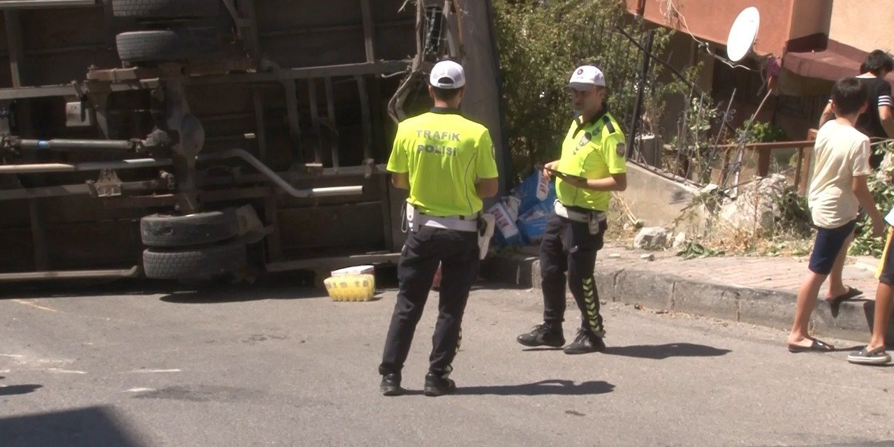 Kartal’da freni boşalan kamyonet yan attı: 2 yaralı