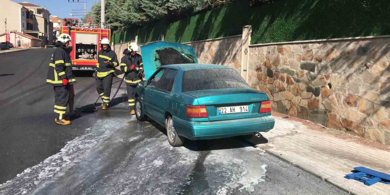 Edirne’de alev alan otomobili itfaiye ekipleri söndürdü