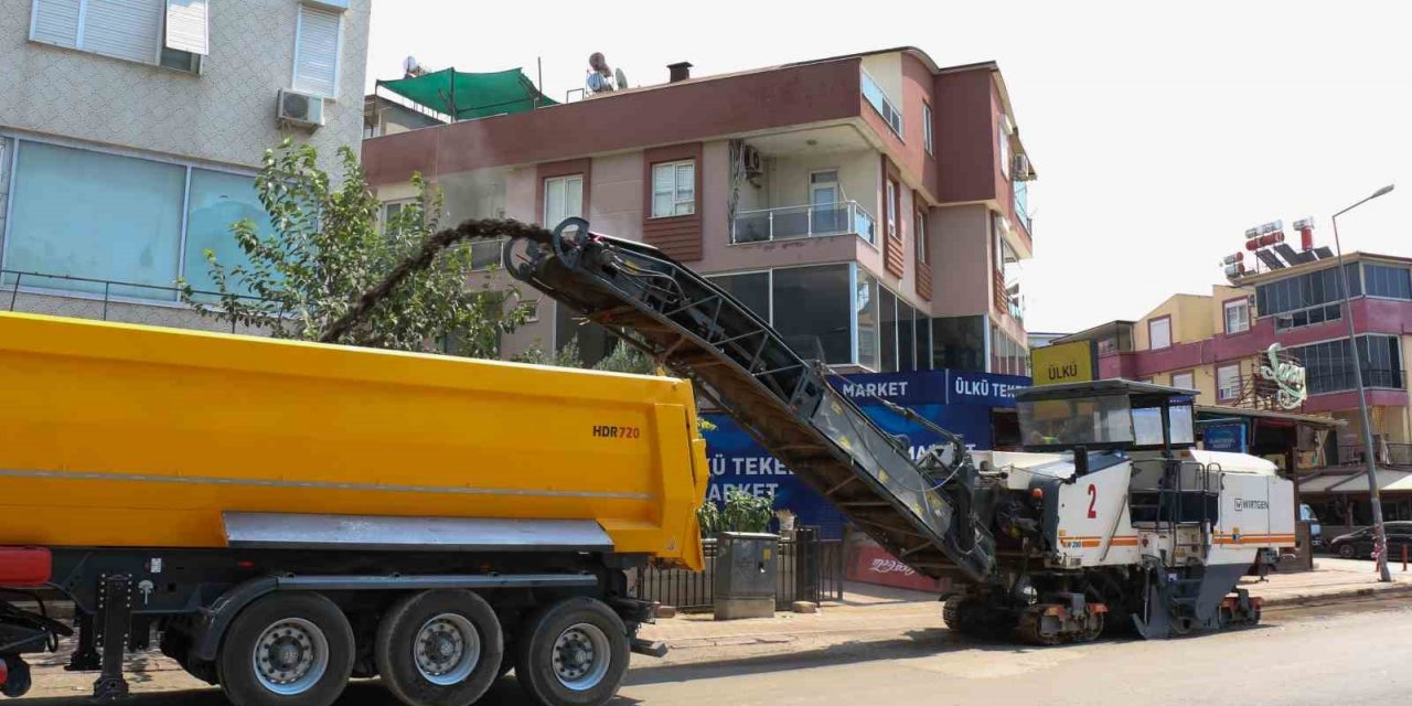 Antalya Bulvarı yan yolunda asfalt yenileme çalışması