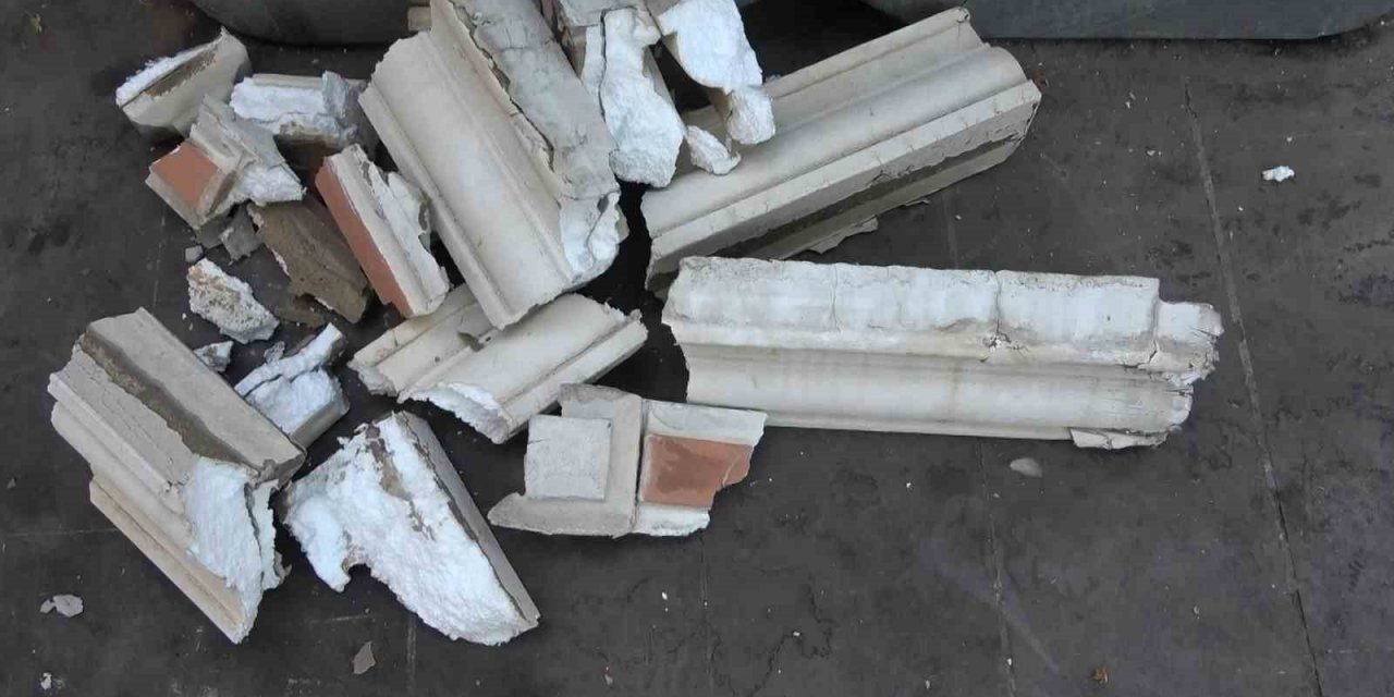 Binadan kopan beton parçaları park halindeki aracın üzerine düştü