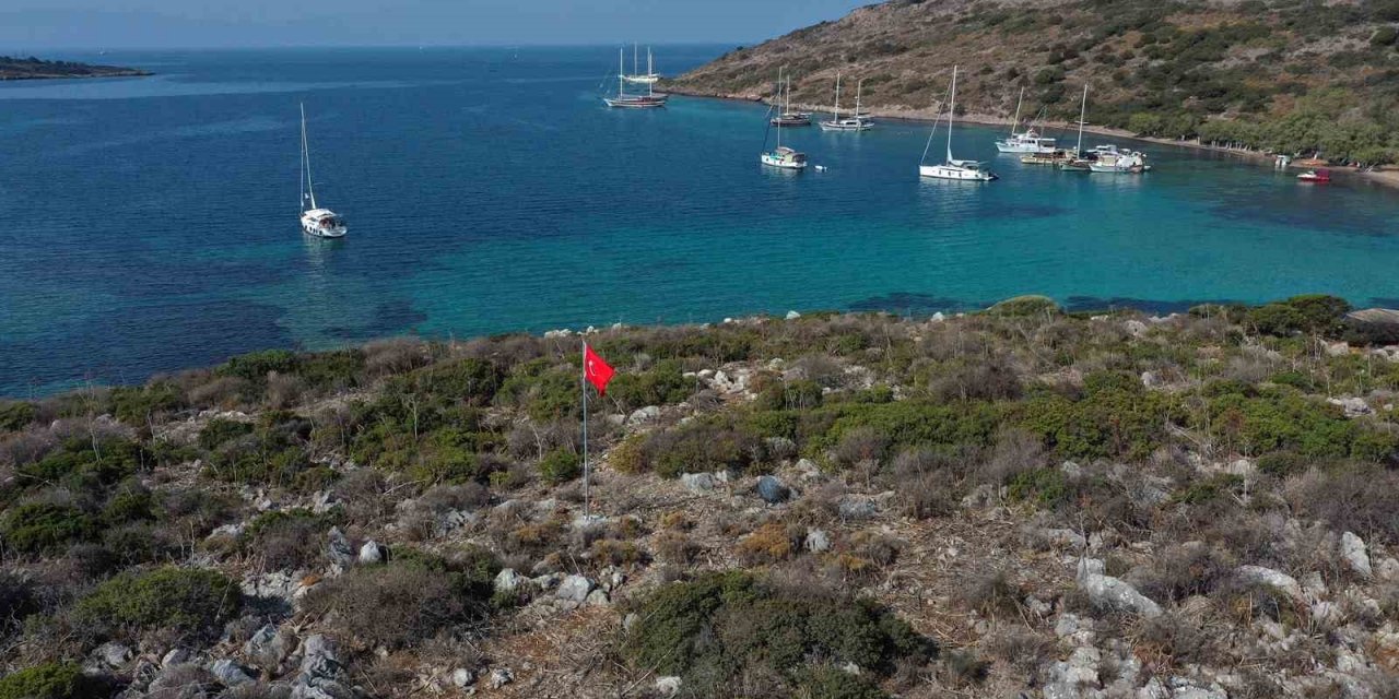 Bodrum’da ada ve koylar Türk bayrağı ile donatıldı