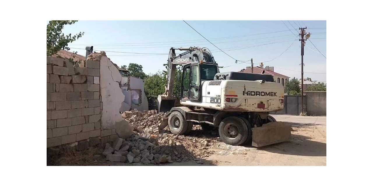 Erciş Belediyesi metruk yapıları yıktırıyor