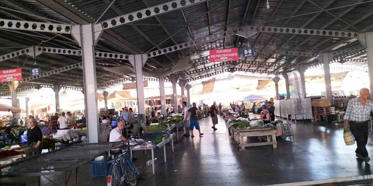 Sıcaklardan semt pazarı da etkilendi, pazar tezgahları boş kaldı