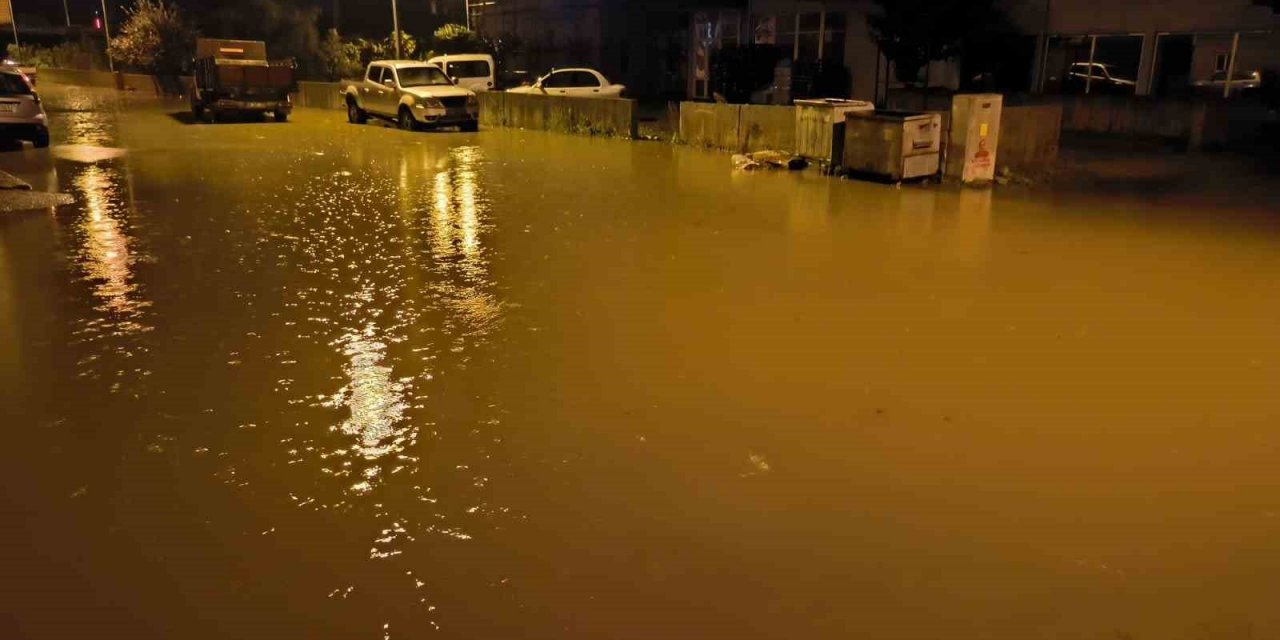 Artvin’in Arhavi ilçesinde şiddetli yağmur su baskınlarına neden oldu