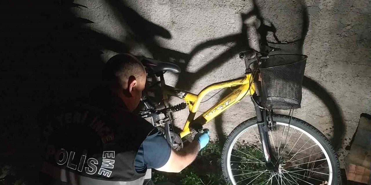 Çalınan bisikleti bulan polis sahibine teslim etti