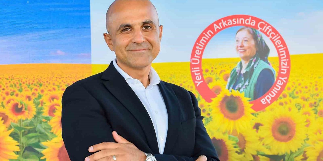 Adana’da deneme alanlarına ekilen yerli ayçiçeği tohumlarının mahsulleri hasat edildi