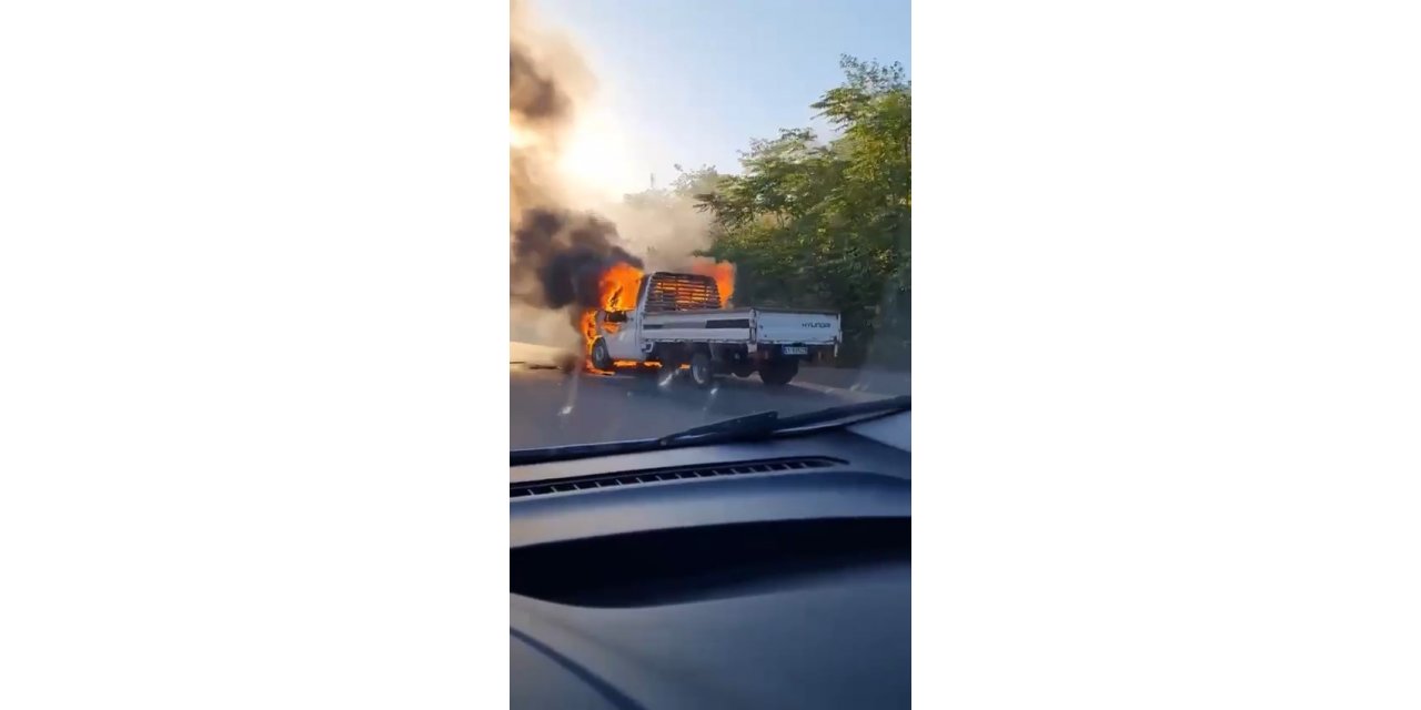 Arıza yapan kamyonet alev alev yandı