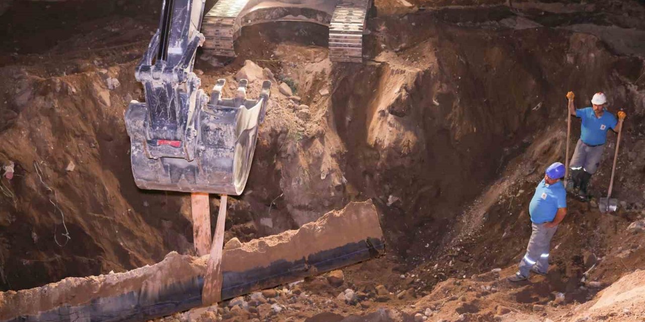 Belediye ekipleri gece mesaisinde