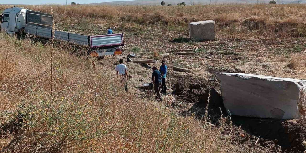 Şarampole giren tırdaki mermer bloklar çevreye dağıldı