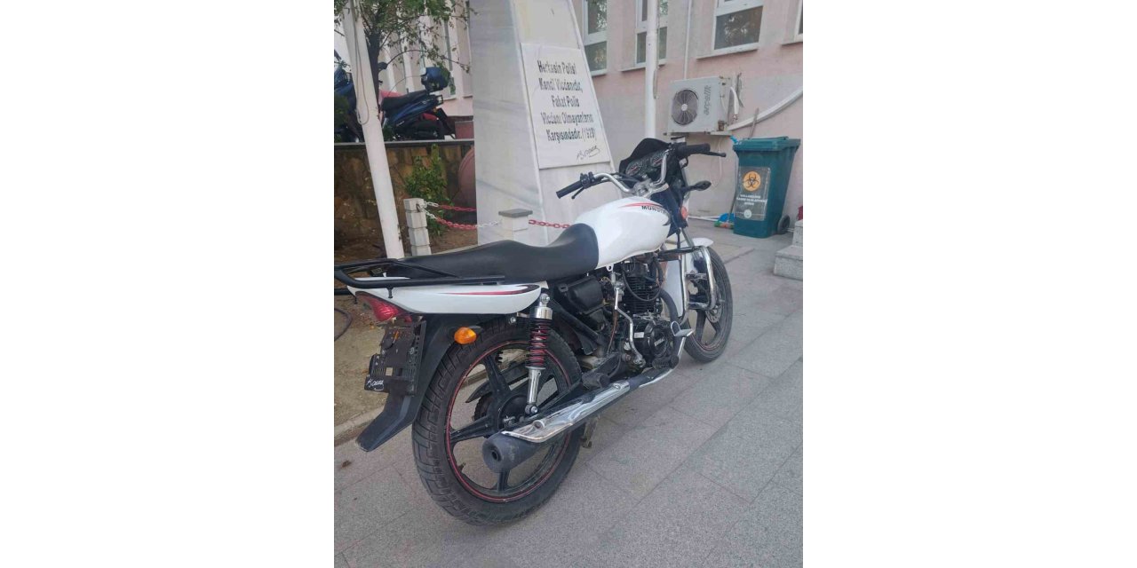 Çalıntı motosiklette sentetik ecza ile yakalandılar