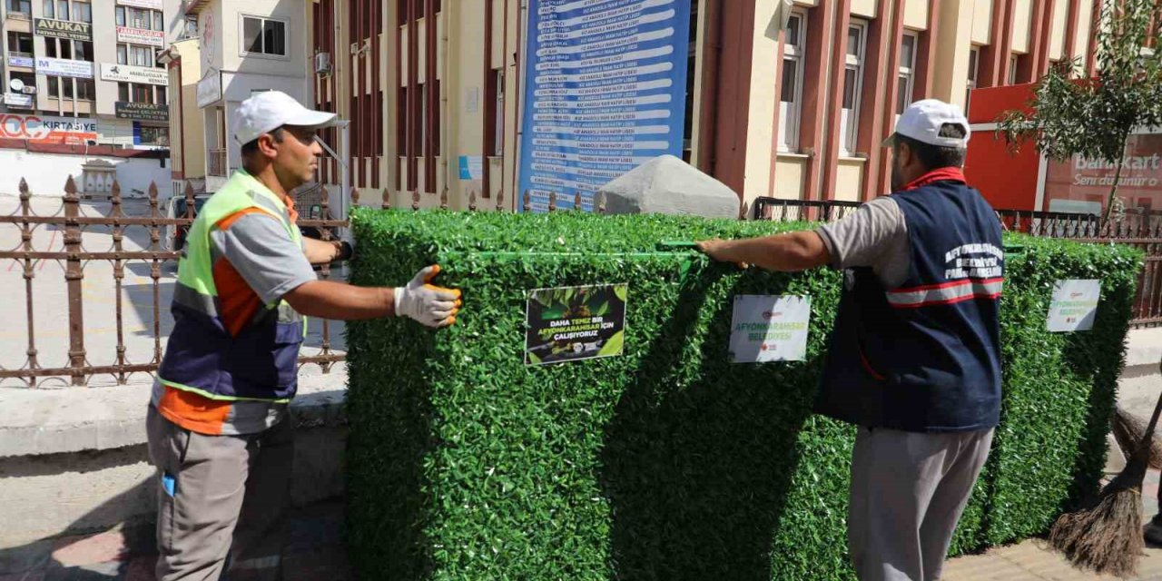 Çöp konteynerleri suni çim ile kaplanıyor