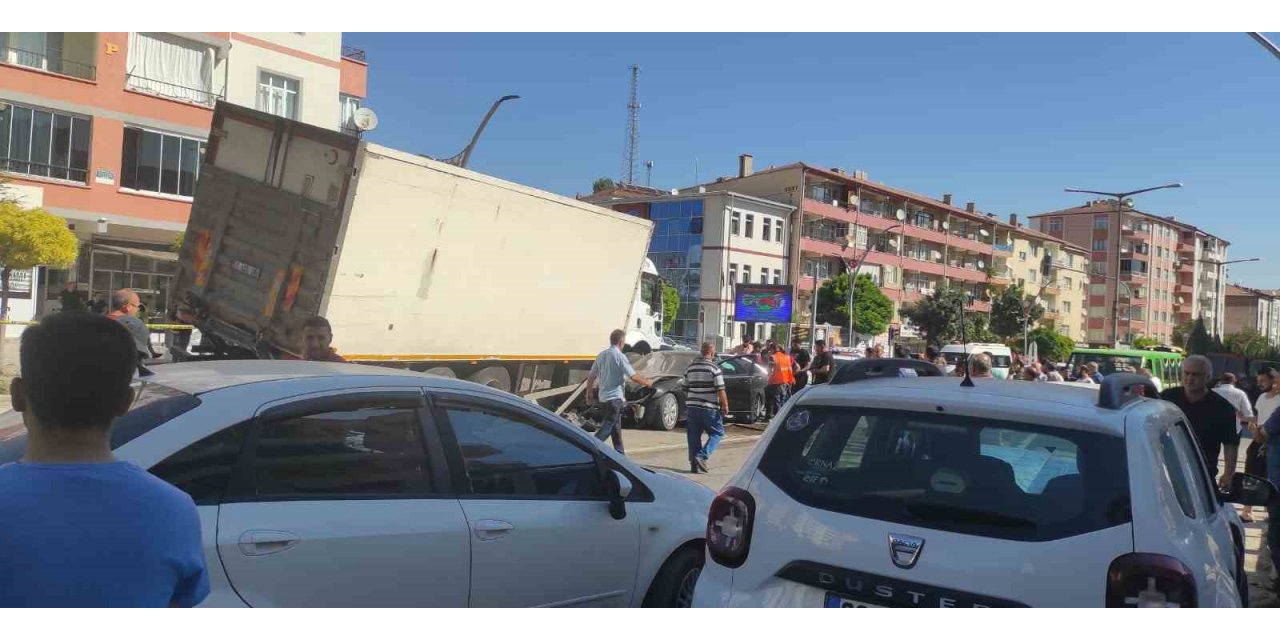 Yozgat’ta freni patlayan kamyon 8 araca çarptı, 3 kişi yaralandı
