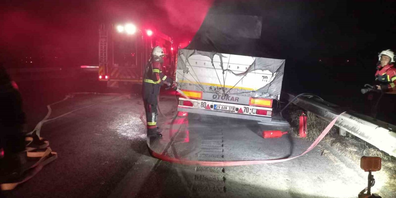 Seyir halindeyken yanan tır dorsesi küle döndü