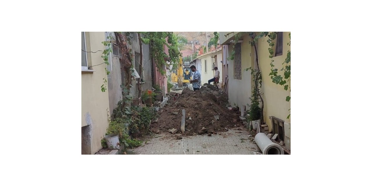 Emet’te dar sokaklar alt yapı çalışmalarını zorlaştırıyor