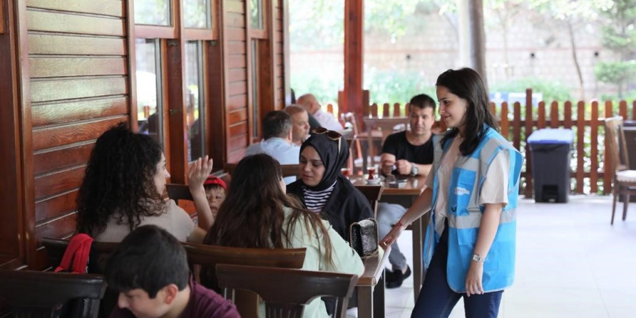 Kağıthane’de gençler sokakları temizledi, fiyatları denetledi