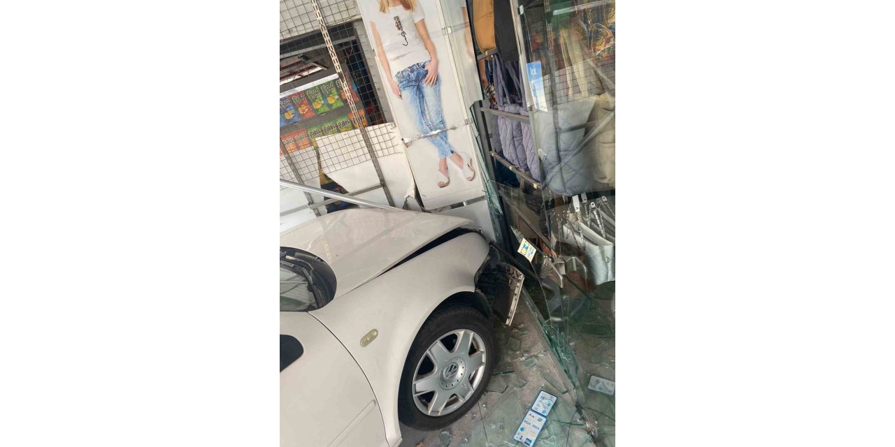 Ankara’da kontrolden çıkan otomobil dükkanın içine girdi