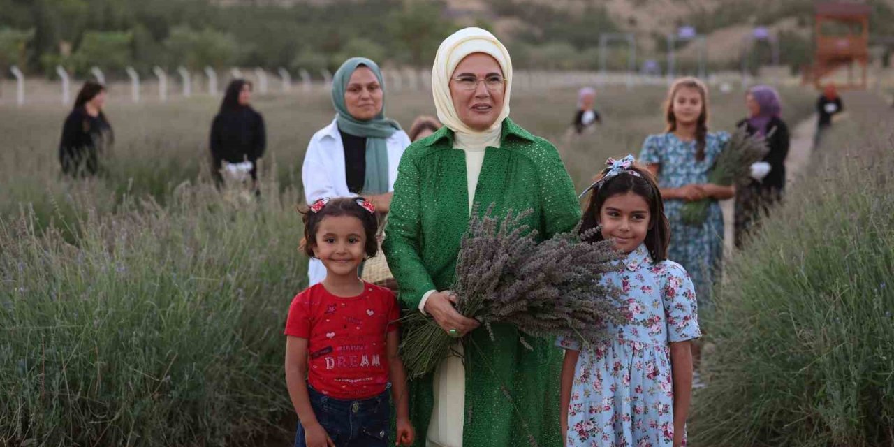 Emine Erdoğan, Ankara’da Ekolojik Köy ziyareti ve lavanta hasadı yaptı
