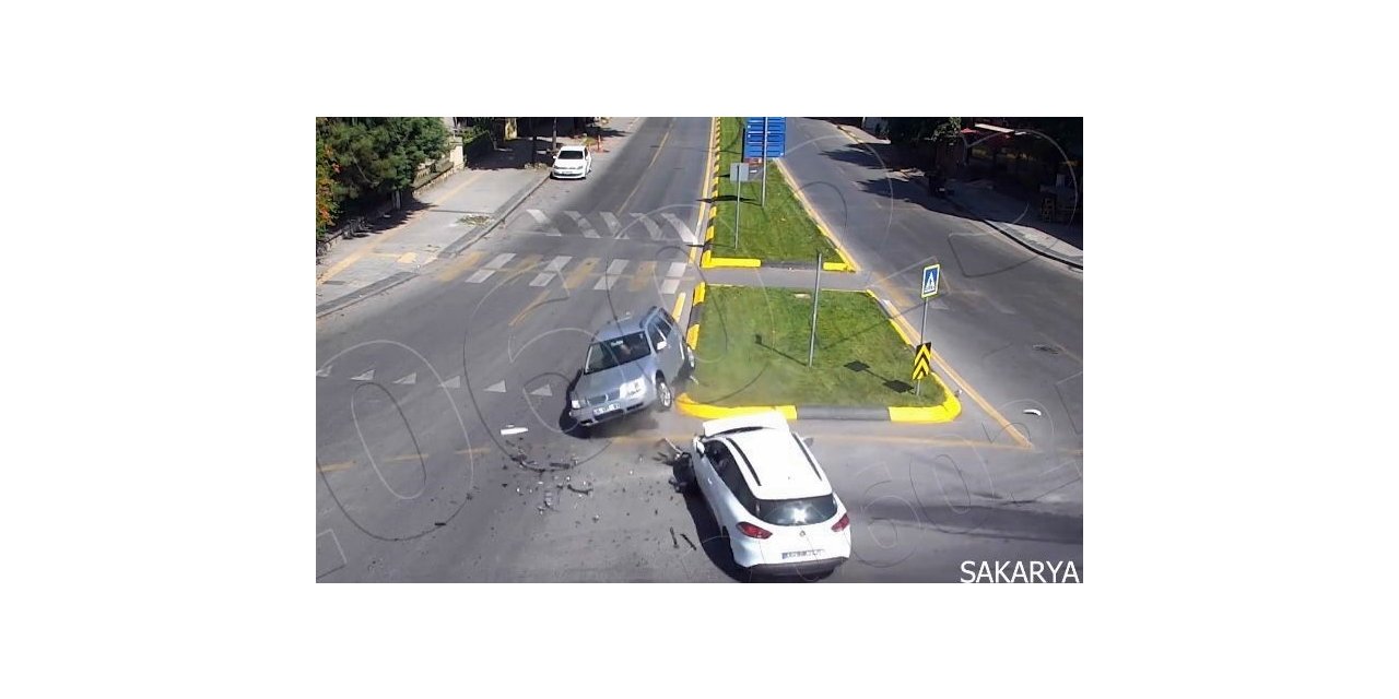 3 kişinin yaralandığı kaza kamerada