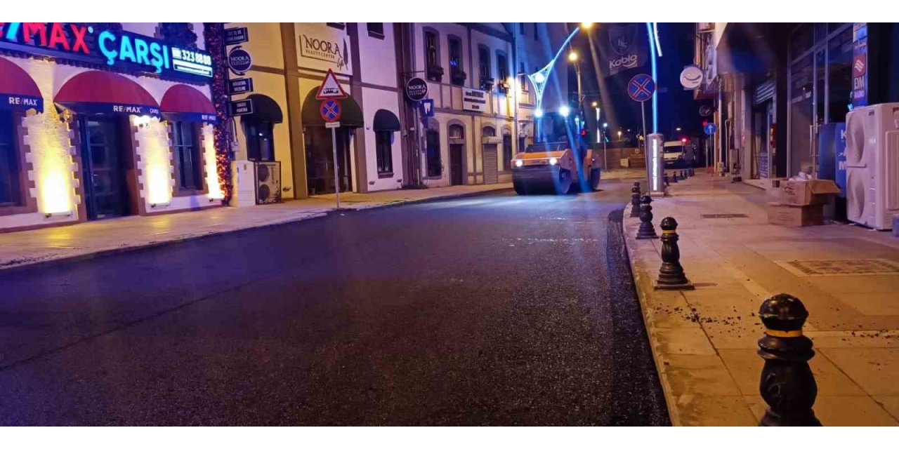 Alemdar Caddesinde gece yarısı asfaltlama
