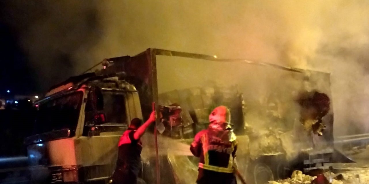 Gıda malzemesi yüklü kamyon küle döndü