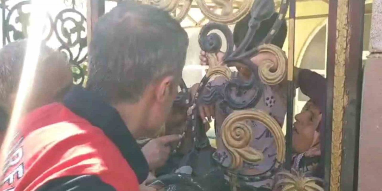 Oyun oynarken parmağını sıkıştırdı