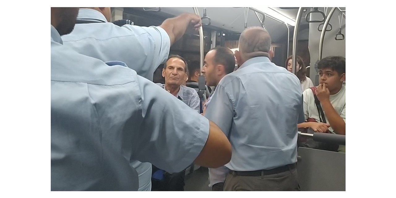 Durakta başlayan ve otobüs içinde süren ilginç gerginlik