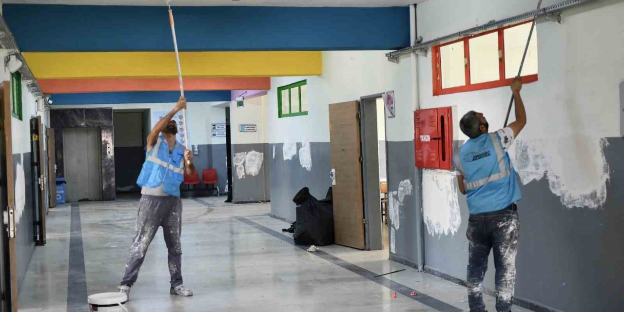 Esenyurt Belediyesi’nden ilçedeki okullarda yenileme çalışması