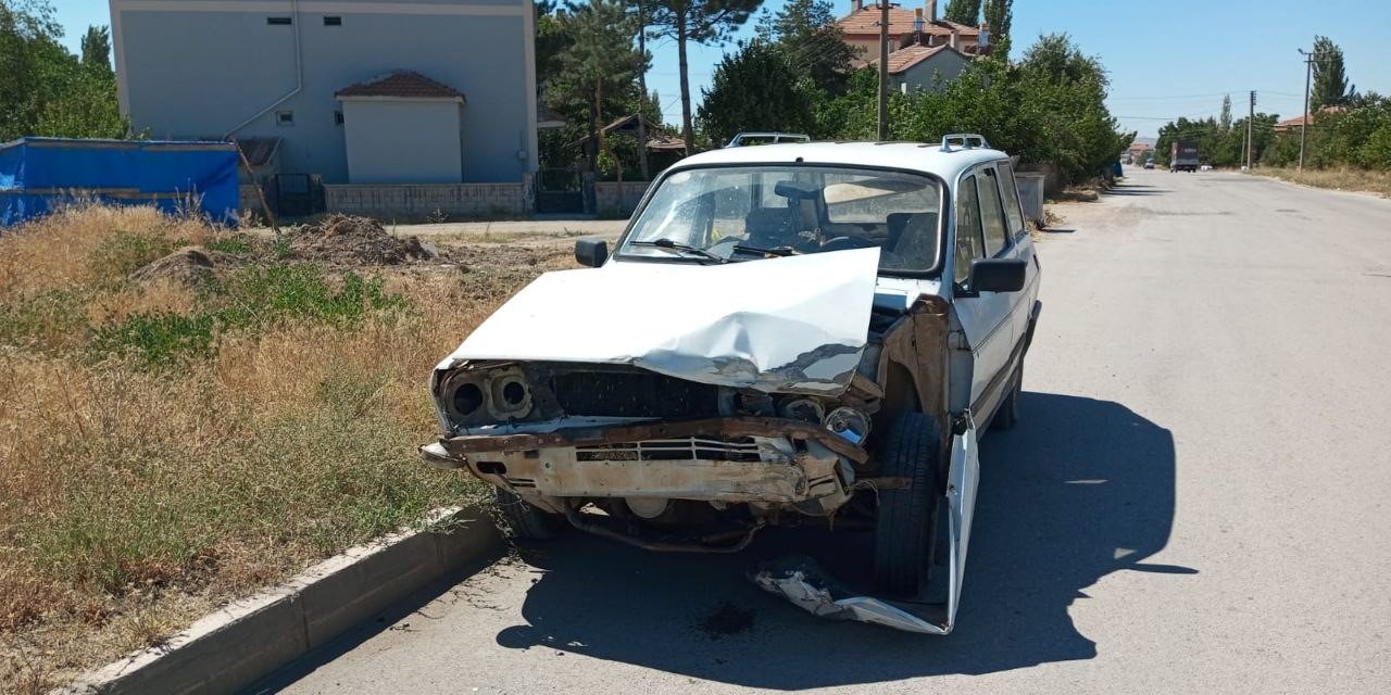 Hafif ticari araçla otomobil çarpıştı: 1’i çocuk 3 kişi yaralandı