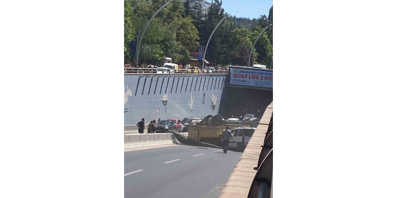 Ankara’da hafriyat kamyonu alt geçide düştü