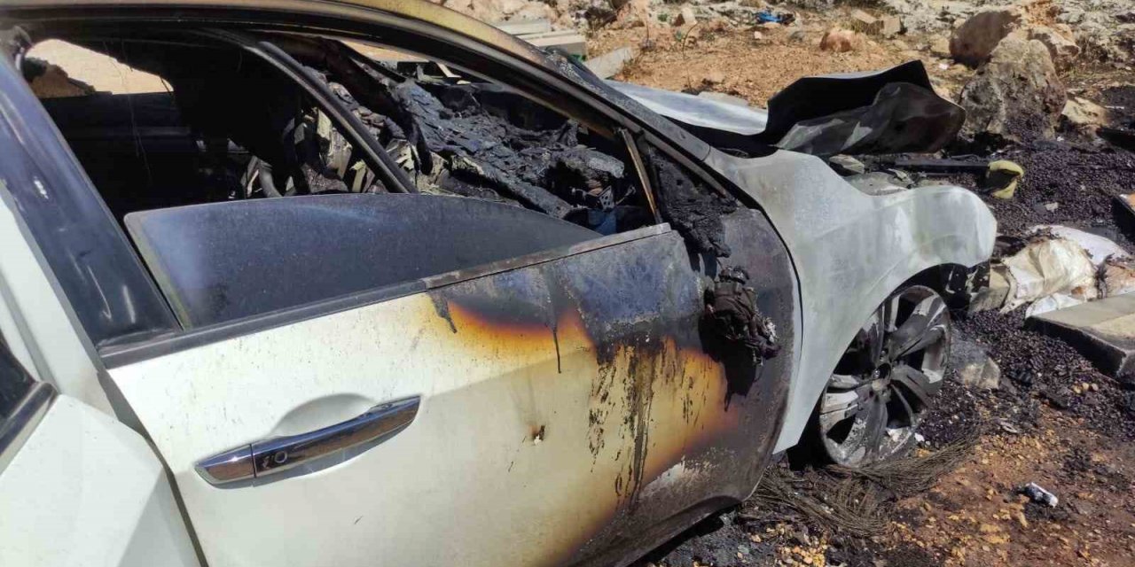 Tandırdan sıçrayan kıvılcım park halindeki otomobili küle çevirdi