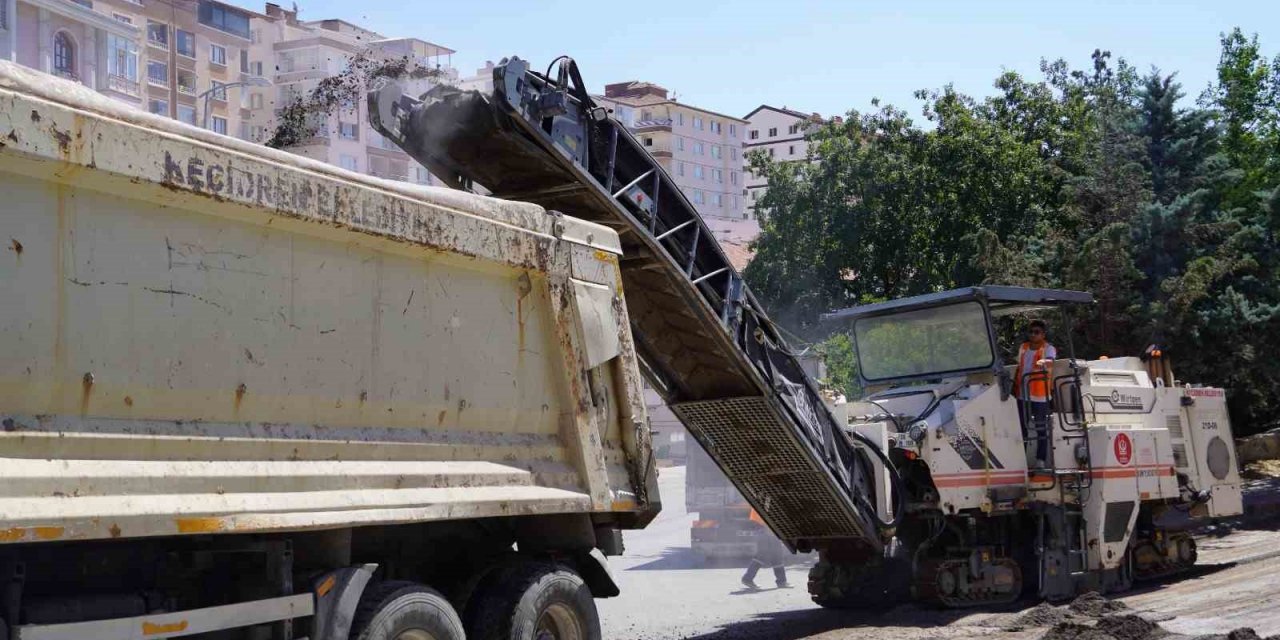 Keçiören’in sokakları sıcak asfaltla yenileniyor