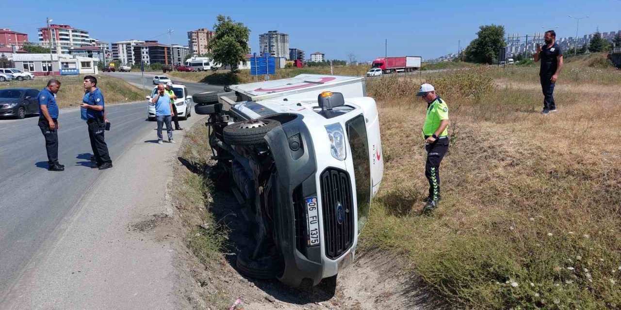 Türk Kızılay kan toplama aracı devrildi: 1 yaralı
