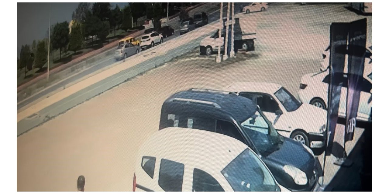 Yol ortasında durup kavga eden sürücüler kazaya neden oldu